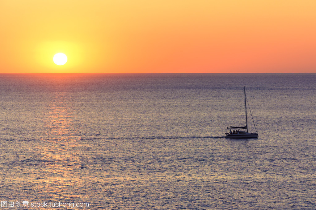 帆影与银翼 日落时分的海上与天空交响曲
