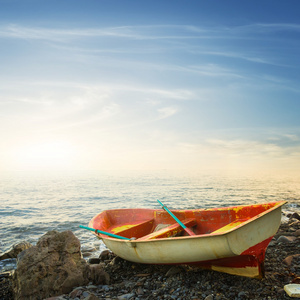 晨光中的海上小船 成本与价值的反思